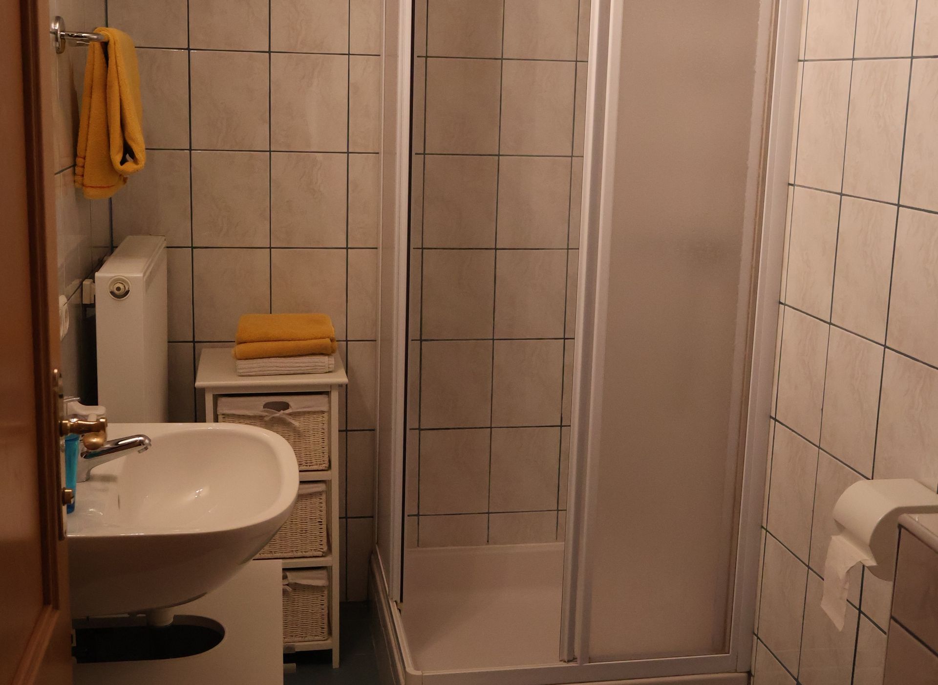 adezimmer mit Dusche und Waschbecken