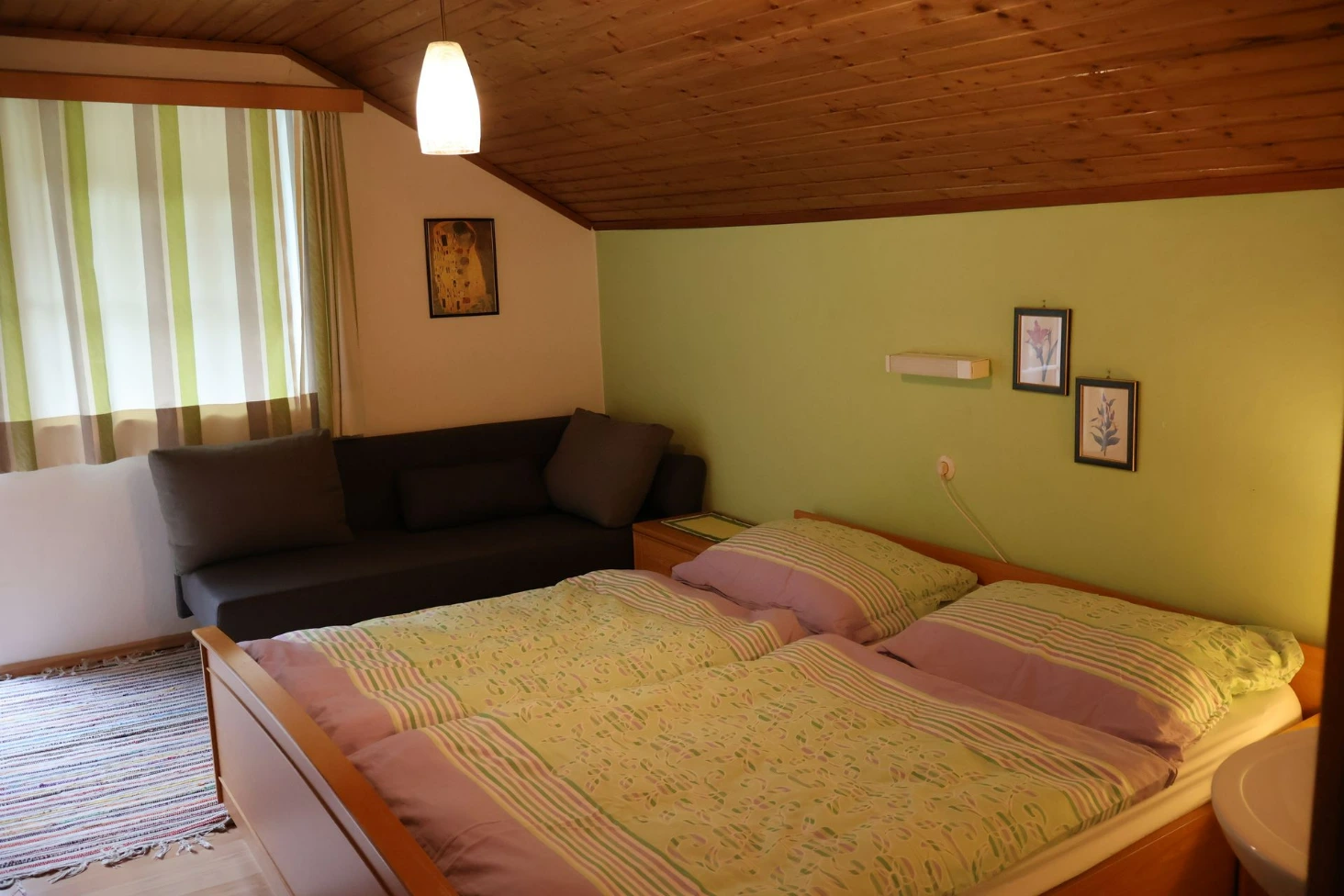 Gemütliches Zimmer unter dem Holzdach