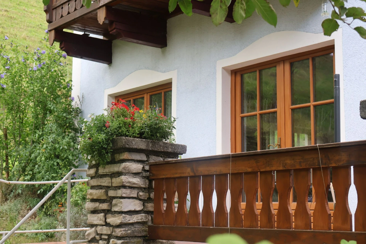 Zugang zur Terrasse mit Blumenkasten