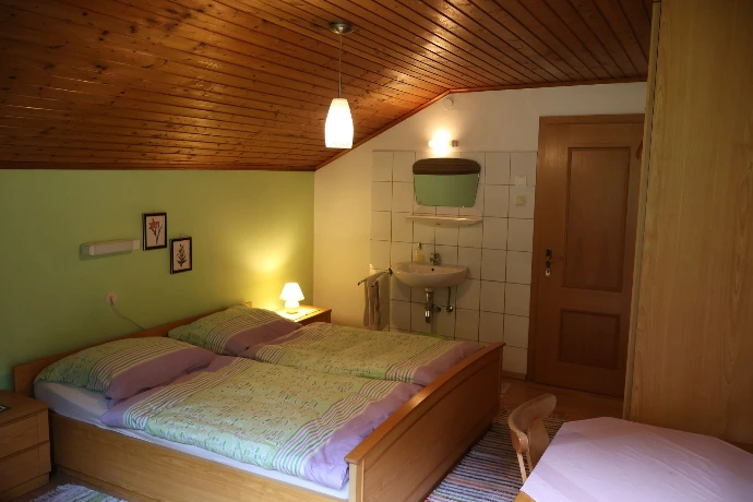 Behagliches Schlafzimmer im Landhausstil