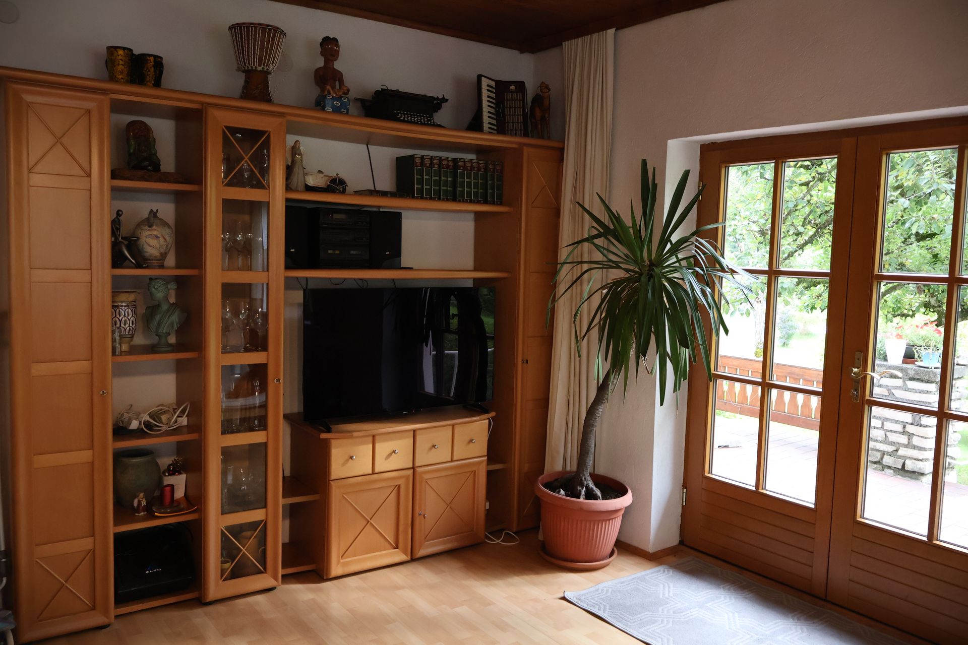 Gemütlicher Wohnbereich mit Holzmöbeln
