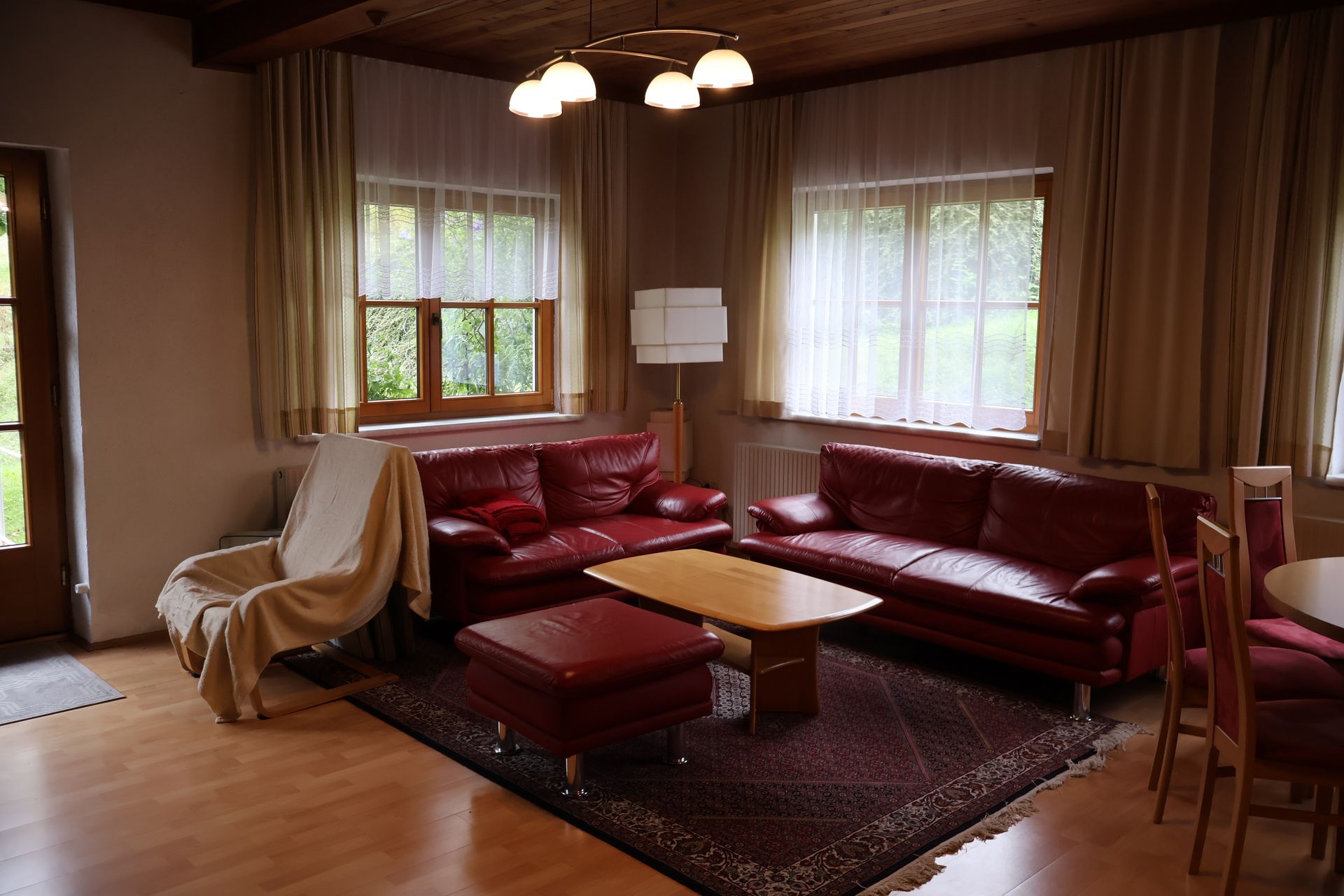 Wohnzimmer mit bequemer Sitzecke zum Entspannen