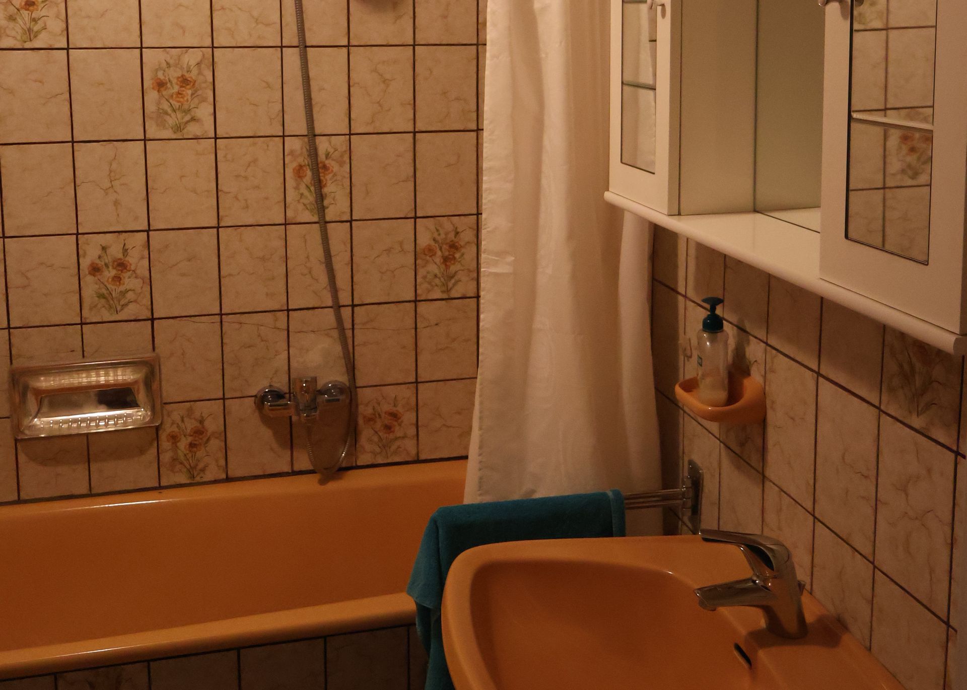 Sauberes Badezimmer mit Dusche und Waschbecken