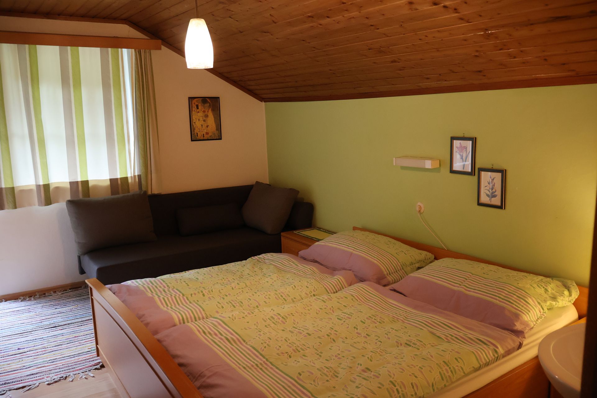 Behagliches Schlafzimmer mit Holzverkleidung