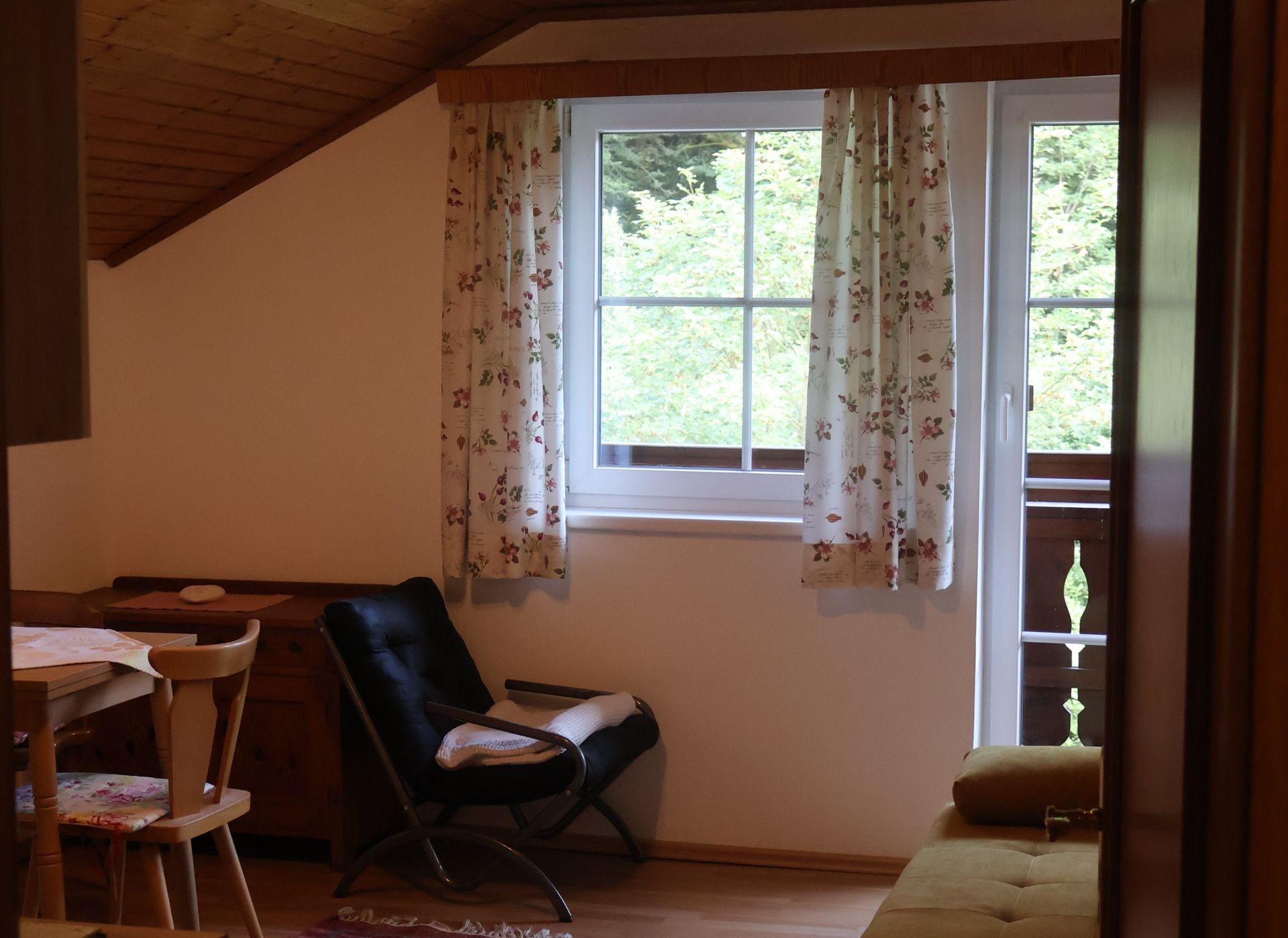 Helles Wohnzimmer mit Blick ins Grüne